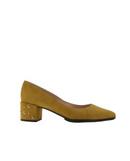 Stilettos tacón detalle remaches CLAUDIA mostaza