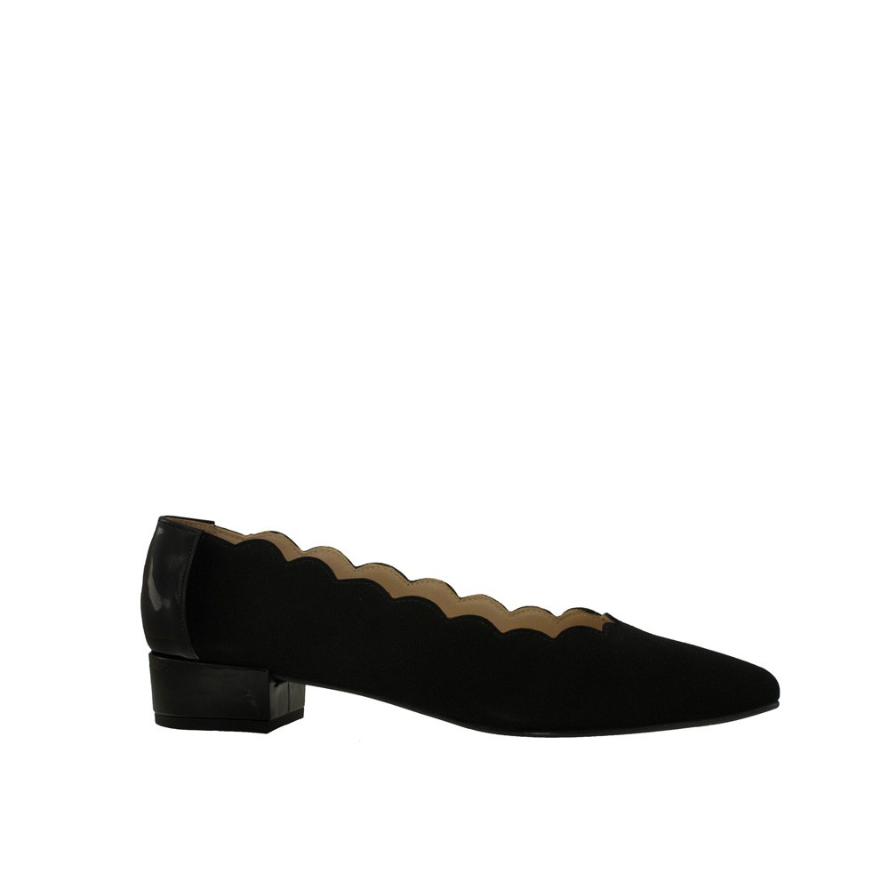 Stilettos tacón bajo ante negro detalle festón ALICIA